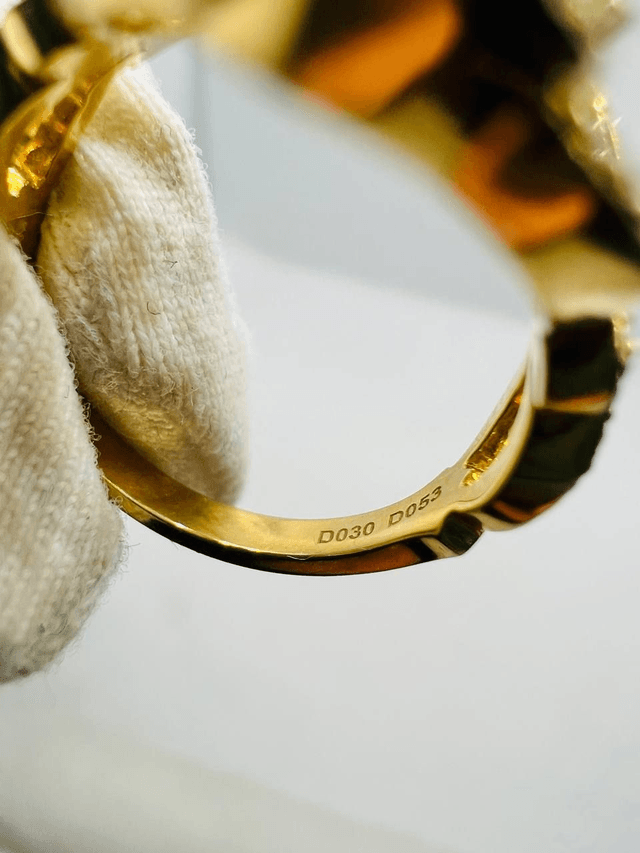 Luxurious "Duchess" gold ring