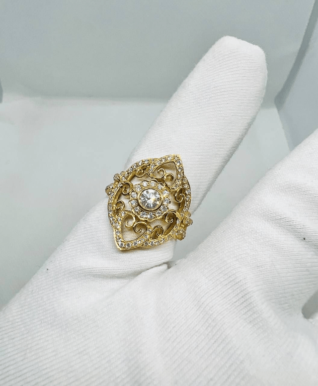 Luxurious "Duchess" gold ring